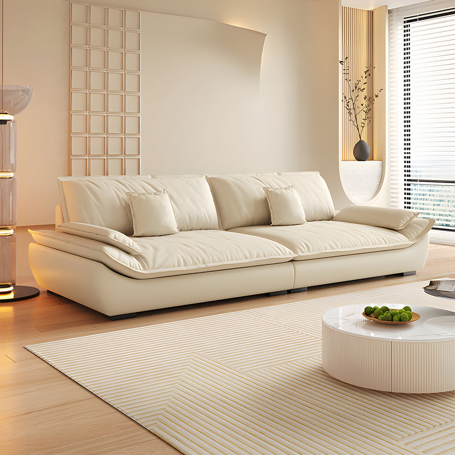 リビングルームのソファ . living room sofa 大人のかわいらしさを持つカウチソファ。座面下にあしらった木